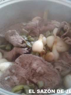 Una foto de Bistec con nopales y cebollas de cambray