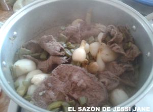 Una foto de Bistec con nopales y cebollas de cambray