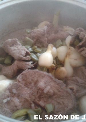 Una foto de Bistec con nopales y cebollas de cambray