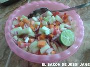 Una foto de pepino y zanahorias