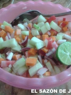 Una foto de Ensalada de verduras (pepino,zanahoria, rábano, cebolla morada)