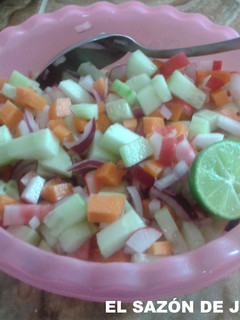 Una foto de Ensalada de verduras (pepino,zanahoria, rábano, cebolla morada)