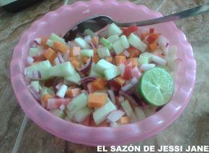 Una foto de Ensalada de verduras (pepino,zanahoria, rábano, cebolla morada)