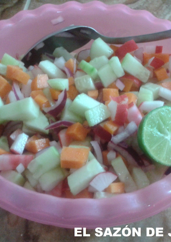 Una foto de Ensalada de verduras (pepino,zanahoria, rábano, cebolla morada)