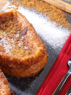 Una foto de Torrijas con canela y azúcar