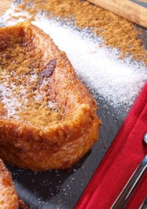 Una foto de Torrijas con canela y azúcar