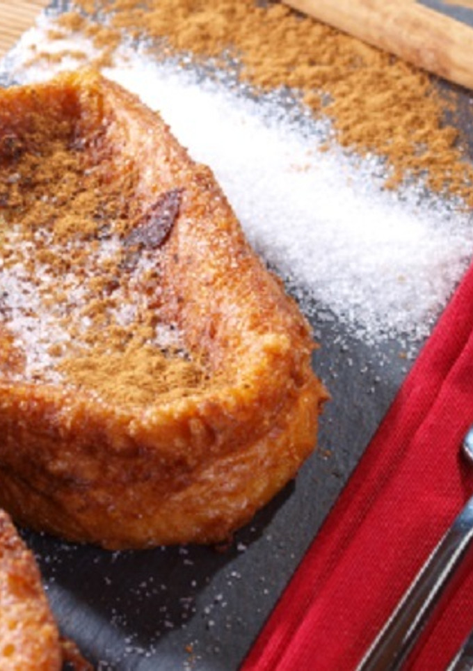 Una foto de Torrijas con canela y azúcar