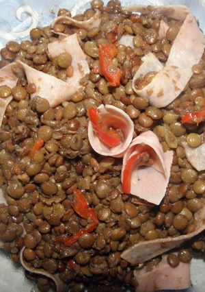 Una foto de Lentejas con jamón y morrón