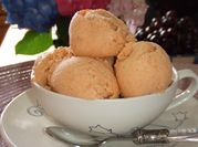 Una foto de helado de nata de italia