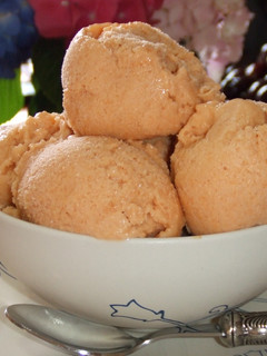 Una foto de Helado cremoso de albaricoque y melocotón con queso mascarpone