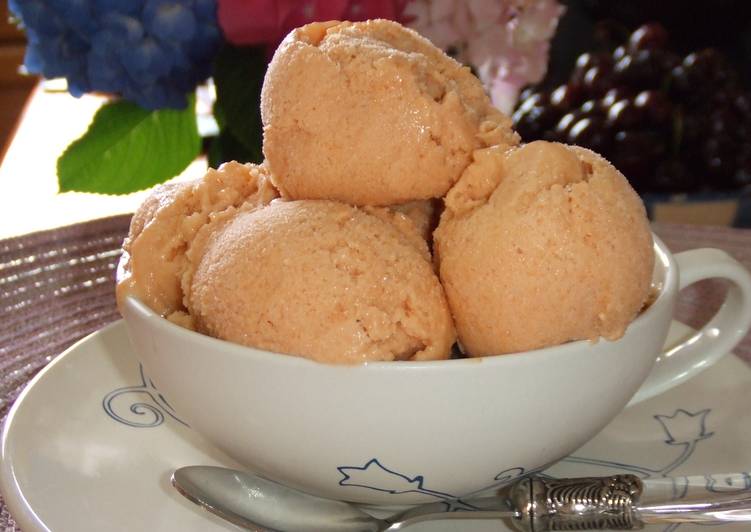 Helado cremoso de albaricoque y melocotón con queso mascarpone