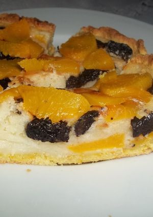 Una foto de TARTA CASERITA DE RICOTA Y DURAZNOS