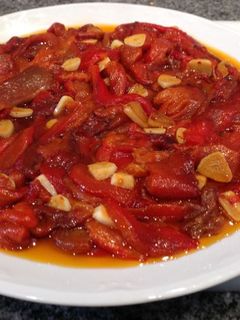 Una foto de Pimientos asados al ajillo