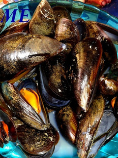 Una foto de Mejillones al vapor en salsa picante