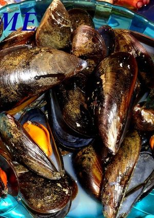 Una foto de Mejillones al vapor en salsa picante