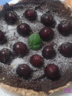 Una foto de Tarta fácil de chocolate con cerezas sin horno