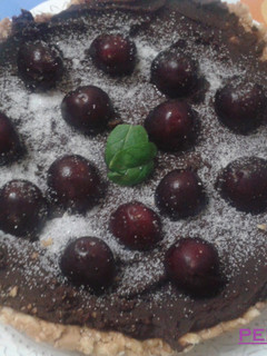 Una foto de Tarta fácil de chocolate con cerezas sin horno