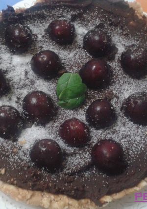 Una foto de Tarta fácil de chocolate con cerezas sin horno