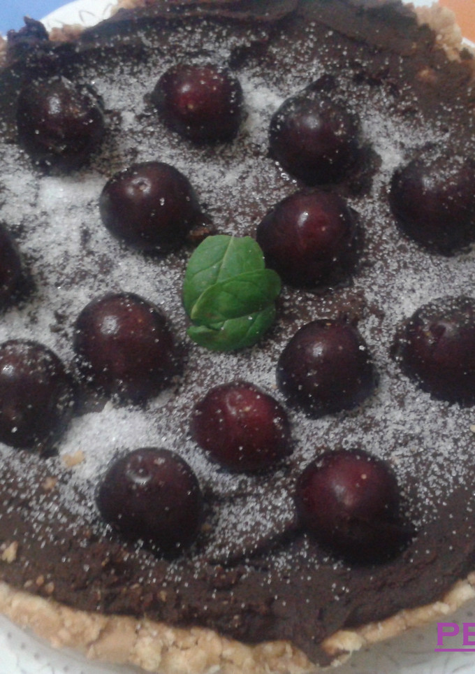 Una foto de Tarta fácil de chocolate con cerezas sin horno