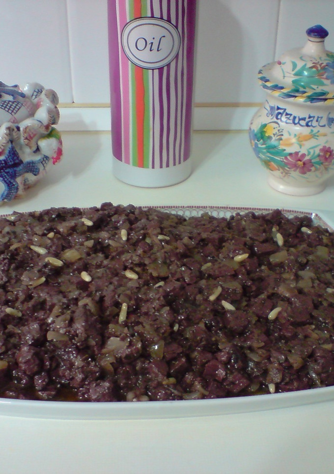 Una foto de Sangre frita con cebolla y piñones