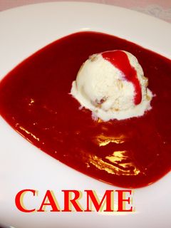 Una foto de Crema de ciruelas rojas con helado de vainilla
