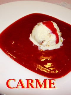 Una foto de Crema de ciruelas rojas con helado de vainilla