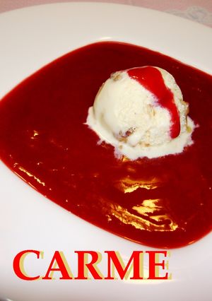 Una foto de Crema de ciruelas rojas con helado de vainilla