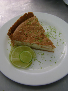 Una foto de Tarta de crema de limón y merengue