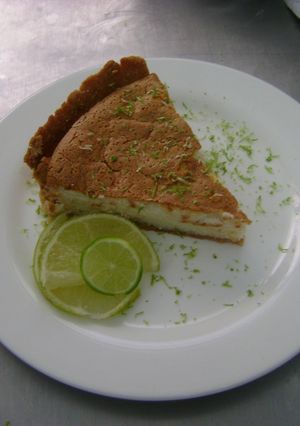 Una foto de Tarta de crema de limón y merengue