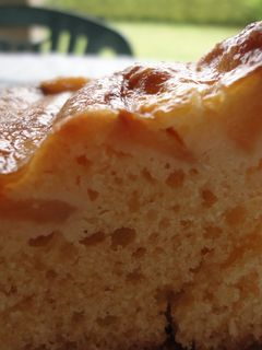 Una foto de Bizcocho de manzana y mermelada de albaricoque