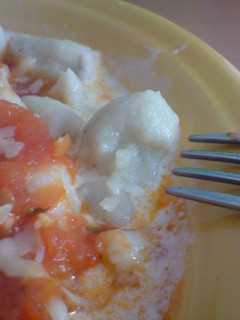 Una foto de Ñoquis de papa con salsa de tomate y limón