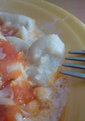 Una foto de Ñoquis de papa con salsa de tomate y limón