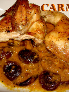 Una foto de Picantón asado con setas en salsa