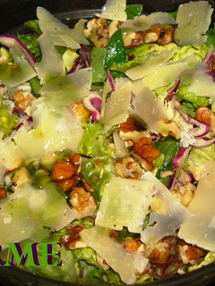 Una foto de Ensalada con nueces, melocotón y virutas de queso