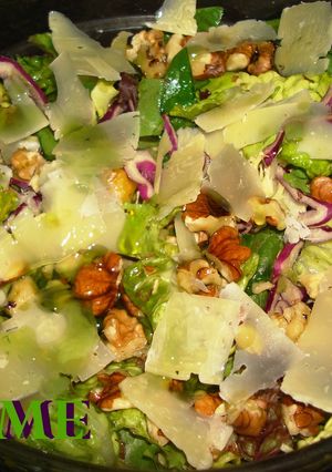 Una foto de Ensalada con nueces, melocotón y virutas de queso