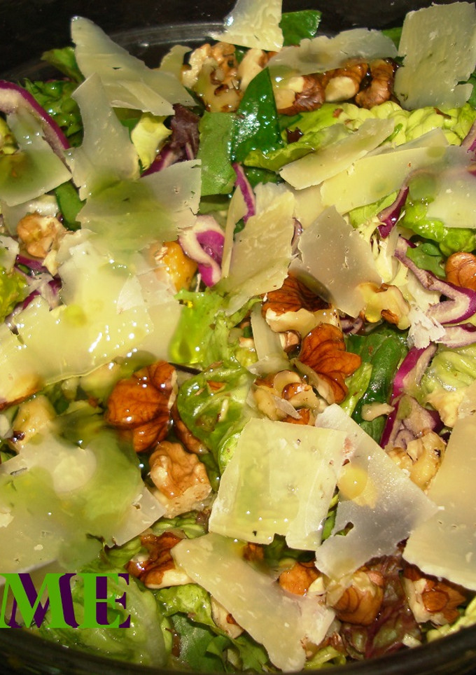 Una foto de Ensalada con nueces, melocotón y virutas de queso