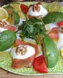 Ensalada de aguacate con salmón y rúcula