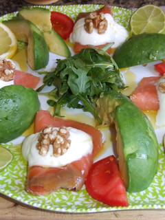 Una foto de Ensalada de aguacate con salmón y rúcula