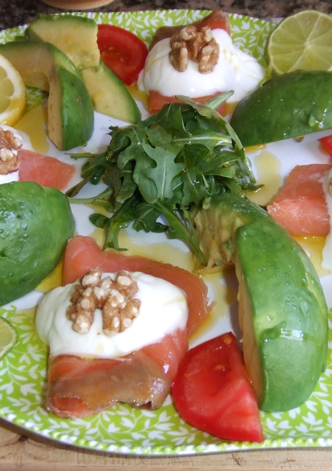 Una foto de Ensalada de aguacate con salmón y rúcula