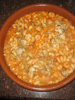 Una foto de Habichuelas con almejas