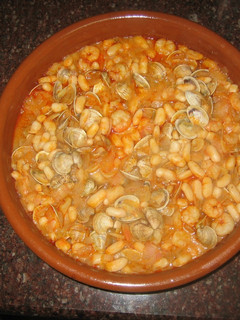 Una foto de Habichuelas con almejas