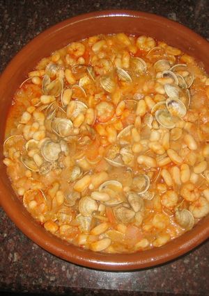 Una foto de Habichuelas con almejas