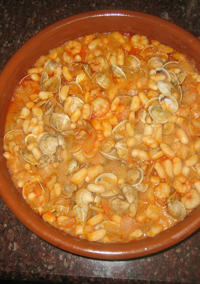 Una foto de Habichuelas con almejas