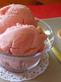 Una foto de Helado de sandía y nata