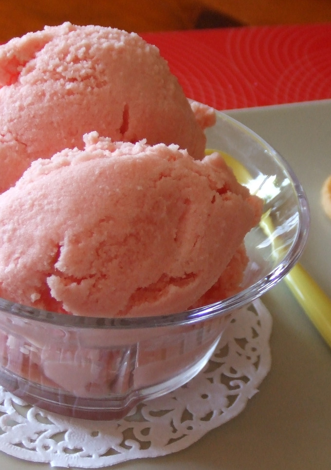 Una foto de Helado de sandía y nata