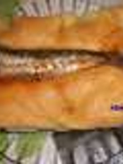 Una foto de Torta de pan con sardinas de bota