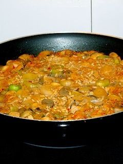 Una foto de Wok de arroz con perca, champiñones y puerros