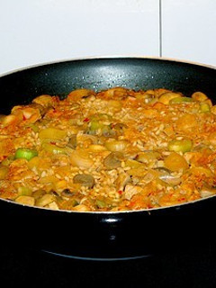 Una foto de Wok de arroz con perca, champiñones y puerros