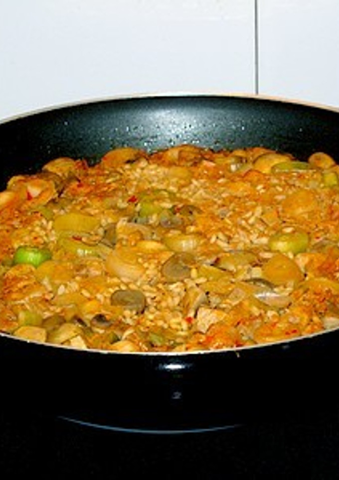 Una foto de Wok de arroz con perca, champiñones y puerros
