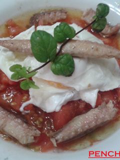 Una foto de Ensalada fresca de caballa y huevo escalfado